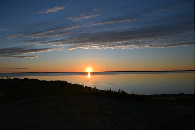 A sunset at the horizon