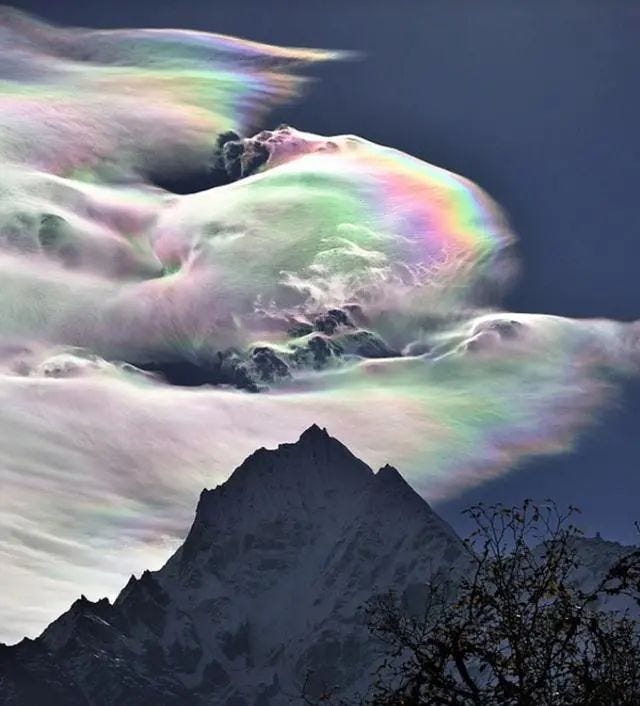 Rainbow clouds formed by sunlight scattering in ice crystals